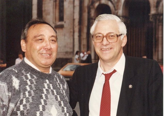 Ángel Silva y el padre Ángel en su juventud.