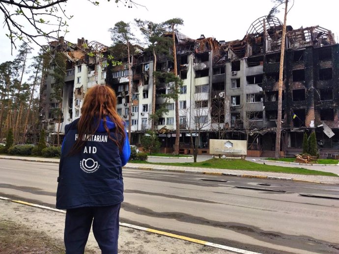 Archivo - Una voluntaria de la ONG Juntos por la Vida comprueba la devastación en Ucrania