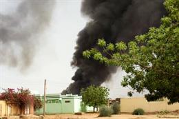 17 April 2023, Sudan, Al Fashir: Smoke and destruction can be seen in Al Fasher's town after Sunday evening's fights between the Sudanese Army and Rapid Support Forces. (best quality available) Photo: Stringer/IMAGESLIVE via ZUMA Press Wire/dpa