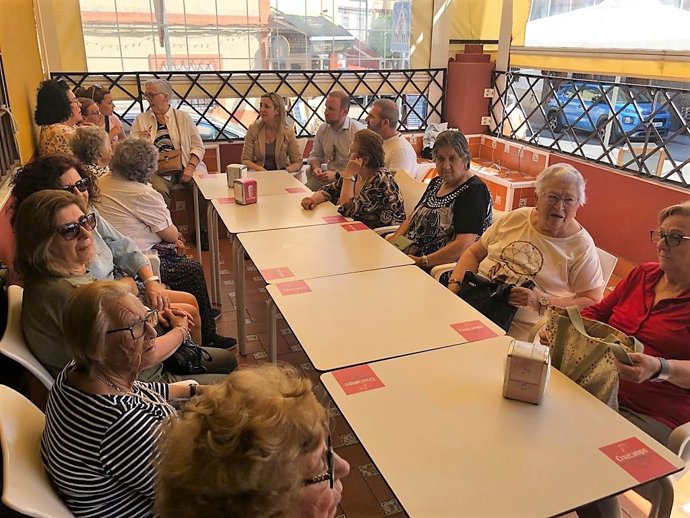 La alcaldesa de Alcalá de Guadaíra, Ana Isabel Jiménez, reunida con vecinos del Distrito Sur.