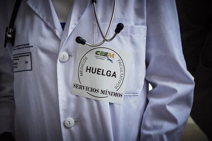 Una señora espera en silla de ruedas en el Complexo Hospitalario Universitario durante la tercera jornada de la huelga de médicos gallegos, a 13 de abril de 2023, en Ourense, Galicia (España). Los médicos gallegos están llamados a secundar la huelga ind