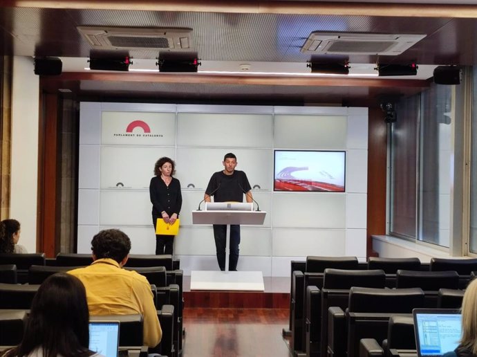 Los diputados de la CUP en el Parlament Montserrat Vinyets y Xavier Pellicer en rueda de prensa