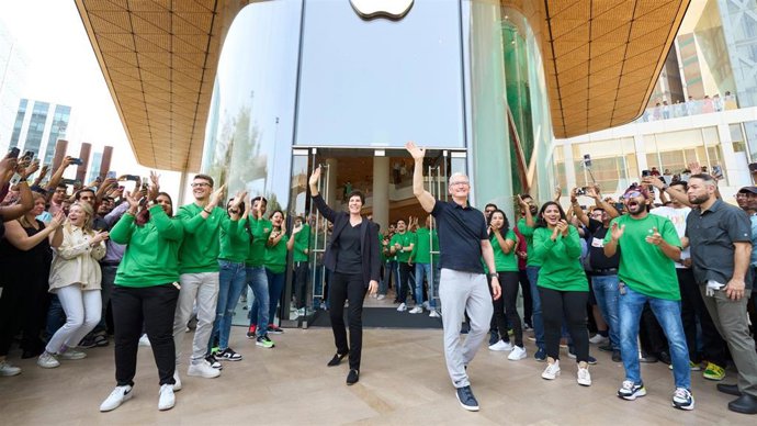 Tim Cook inaugura la primera Apple Store en India