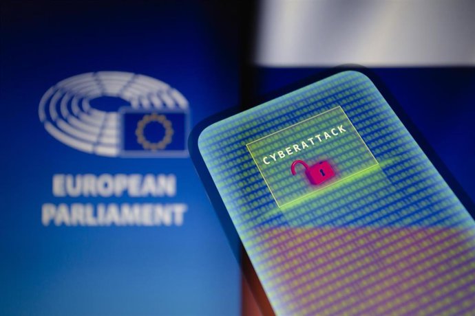 Archivo - Representación visual de un posible ciberataque contra instituciones del Parlamento Europeo.