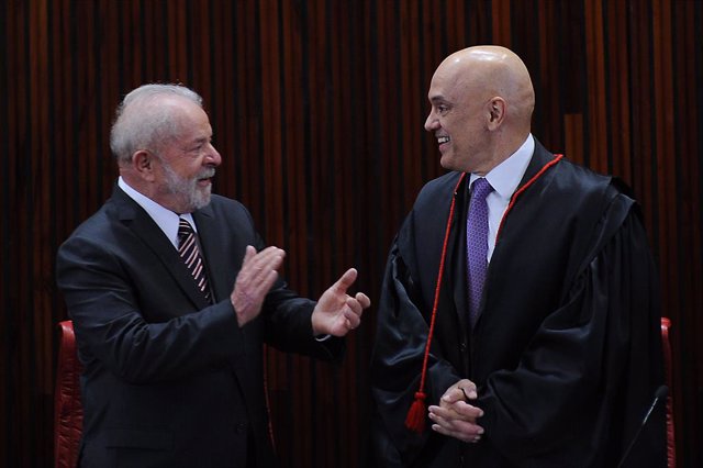 Archivo - December 12, 2022: BRASILIA/DF (BRAZIL), 12/12/2022 - DIPLOMATION / LULA / ELECTION / PRESIDENT - LULA AND ALEXANDRE DE MORAES at the graduation ceremony of Luiz Inacio Lula da Silva, elected president of Brazil in the last election, and his vic