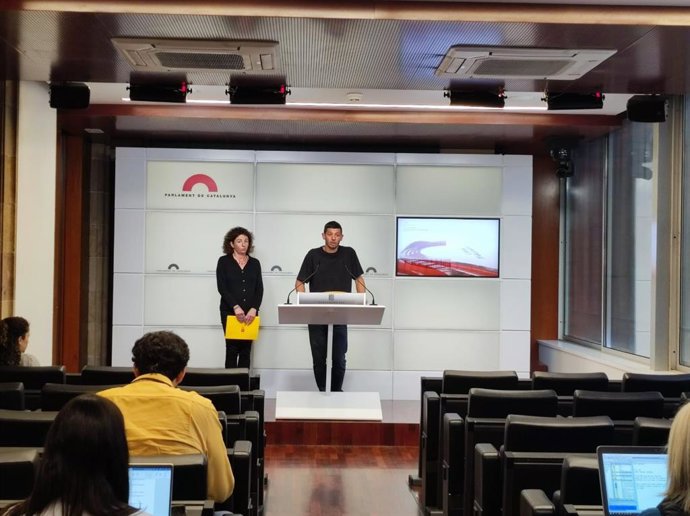 Els diputats de la CUP al Parlament Montserrat Vinyets i Xavier Pellicer