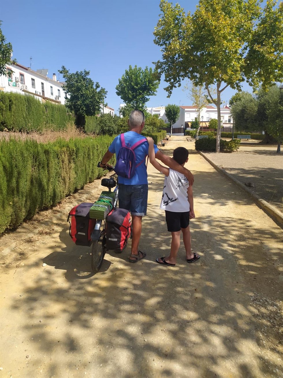 El protagonista de esta aventura solidaria, junto a su nieto.
