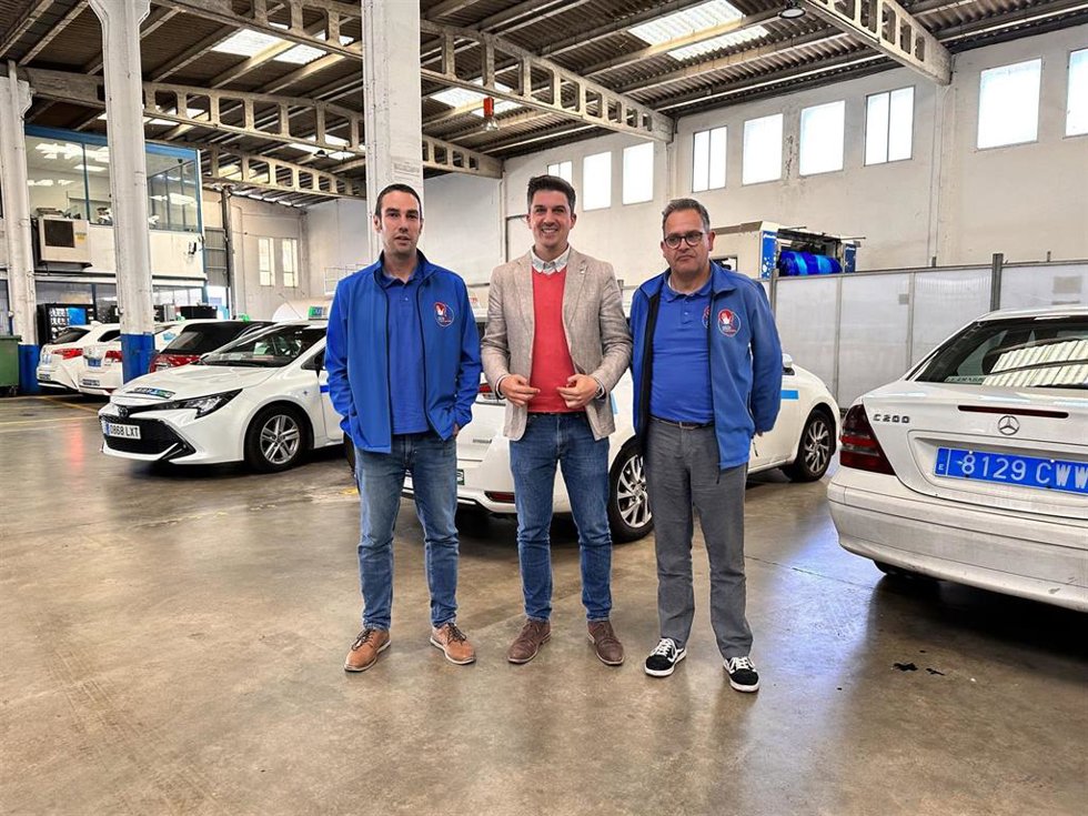 El portavoz del PSOE en el Ayuntamiento de Santander y candidato a la Alcaldía, Daniel Fernández, con representantes de la Federación del Taxi en Cantabria