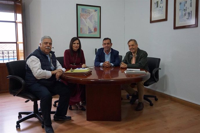 La delegada de Empleo de la Junta, María Dolores Gálvez, y el director de la Escuela de Joyería, Mariano Romero, con representantes de Anpre.