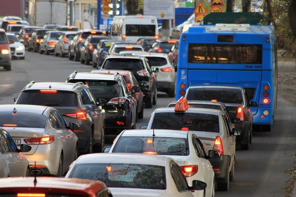 Multitud de coches en un atasco en Madrid.