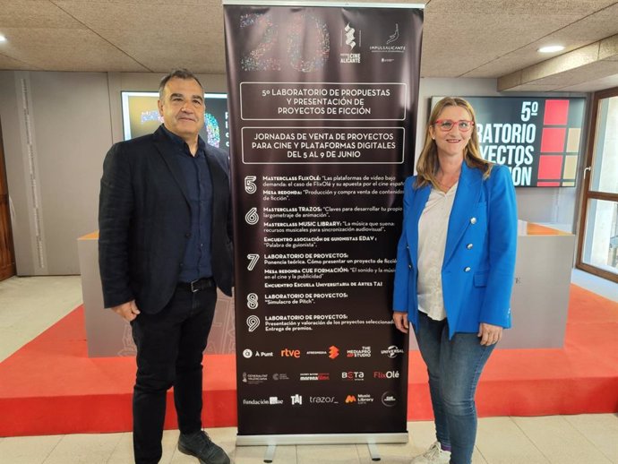 La concejala de Empleo y Desarrollo, Mari Carmen de España, y el director del Festival de Cine de Alicante, Vicente Seva.