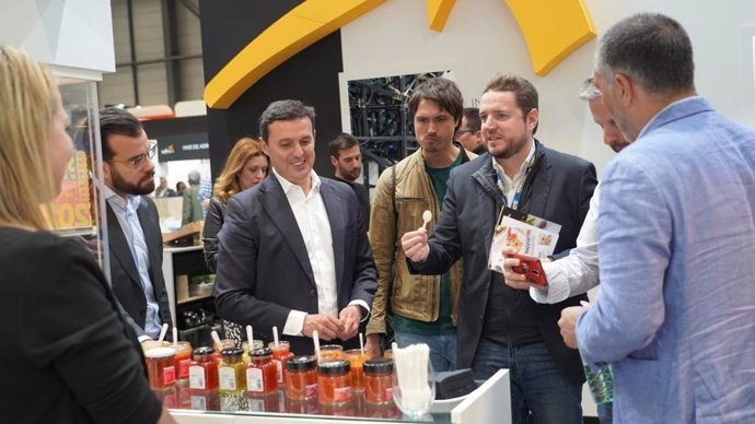 Javier Aureliano García en el stand de Sabores de Almería