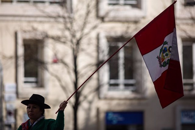 Archivo - Una mujer sostiene una bandera de Perú en una imagen de archivo.