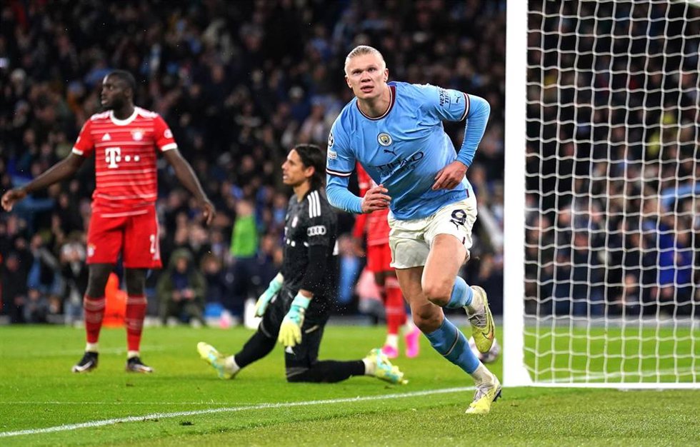 El delantero del Manchester City Erling Haaland celebra un gol ante el Bayern de Múnich en la ida de cuartos de final de la Liga de Campeones 2022-2023, en el Etihad Stadium. 