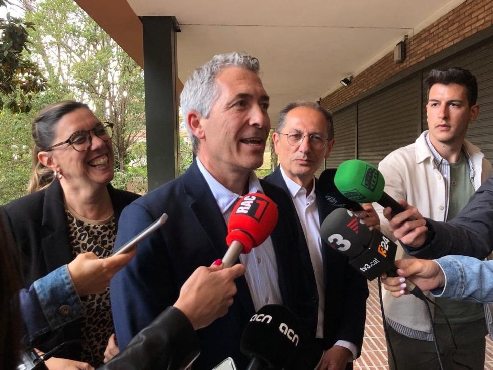 Cambray, en el centro, en declaraciones a los periodistas a 18 de abril ante la Conselleria de Educación de la Generalitat en Barcelona