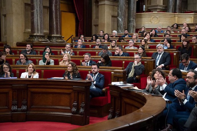Archivo - Los diputados del Parlament aplauden tras el pleno de debate a la totalidad de los Presupuestos catalanes 2023, en el Parlament, a 14 de febrero de 2023, en Barcelona.
