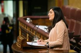 Archivo - La diputada del PP Beatriz Jiménez, defiende una moción desde la tribuna del Congreso