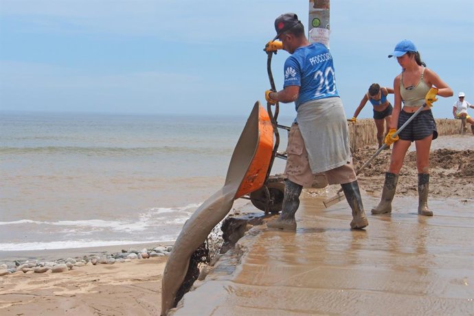 Archivo - March 17, 2023, Punta Hermosa, Lima, Peru: People shoveling mud from their homes due to floods and mudslide in Punta Hermosa, an exclusive beach south of Lima, caused by the heavy rains of Cyclone Yaku and the presence of a coastal El Niño ano