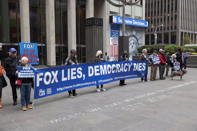 Archivo - Una protesta contra Fox News en Nueva York 