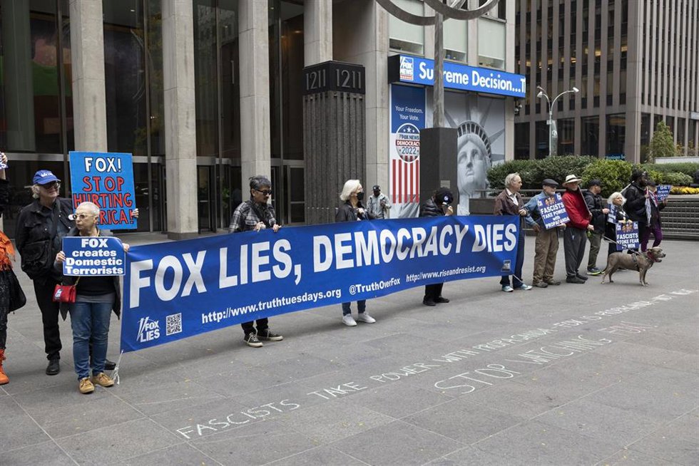 Archivo - Una protesta contra Fox News en Nueva York