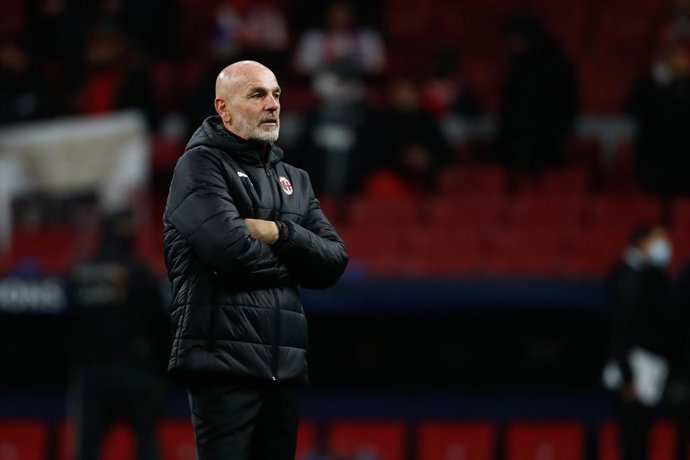 Archivo - Stefano Pioli, head coach of Milan, looks on during the UEFA Champions League, Group B, football match played between Atletico de Madrid and AC Milan at Wanda Metropolitano stadium on November 24, 2021, in Madrid, Spain.