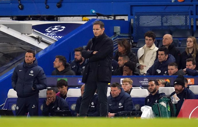 Frank Lampard sigue atentamente el duelo entre el Chelsea y el Real Madrid de vuelta de cuartos de final de la Liga de Campeones 2022-2023