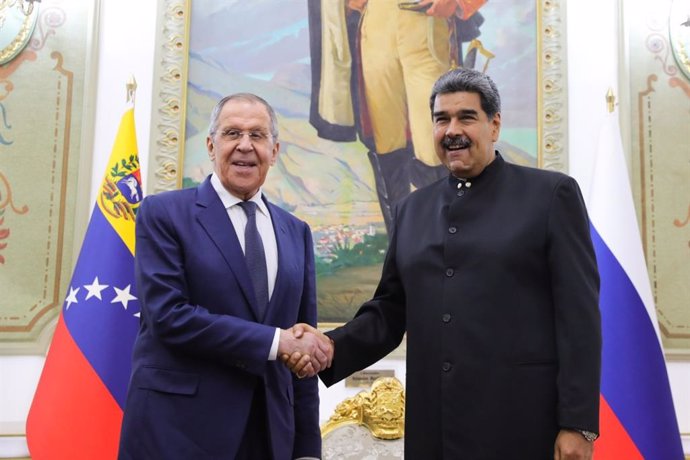 El presidente de Venezuela, Nicolás Maduro, con el ministro de Exteriores de Rusia, Sergei Lavrov, durante una reunión en Caracas