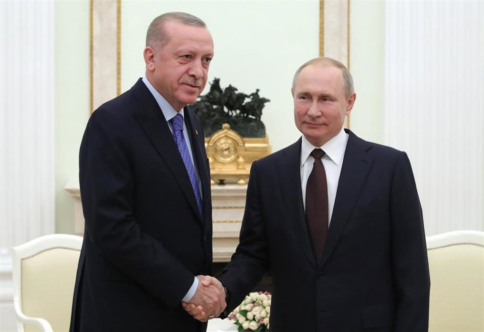 Archivo - El presidente de Rusia, Vladimir Putin (d), recibe en Moscú a su homólogo de Turquía, Recep Tayyip Erdogan (i)
