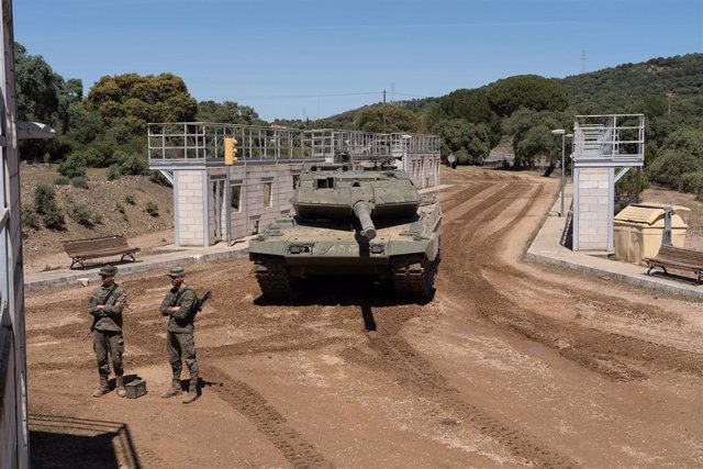 Maniobras del carro de combate Leopard en Córdoba, (Andalucía, España)