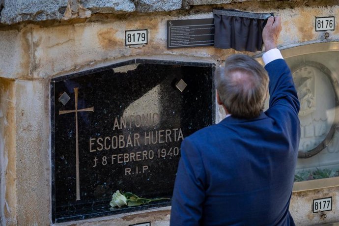 El secretario de Estado de la Memoria Democrática, Fernando Martínez López, destapa la placa del nicho del general republicano Antonio Escobar durante la ofrenda floral en su homenaje, en el Cementiri de Monjuc, a 12 de abril de 2023, en Barcelona.