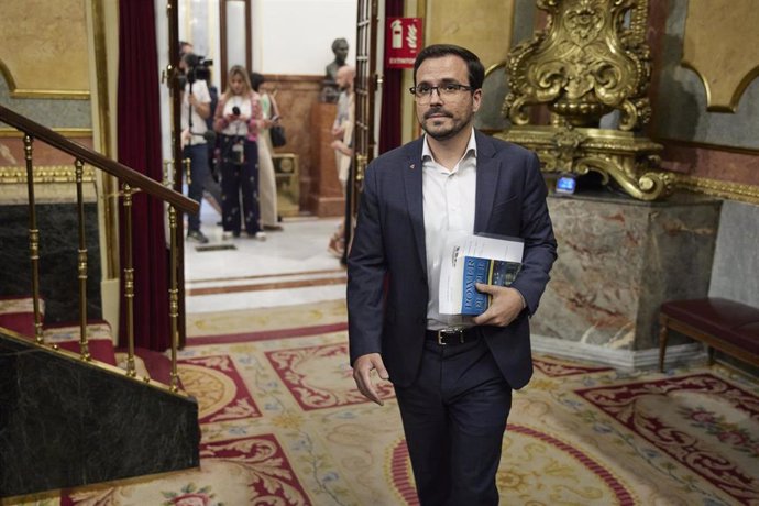 Archivo - El ministro de Consumo, Alberto Garzón, a su llegada a una sesión plenaria, en el Congreso de los Diputados.