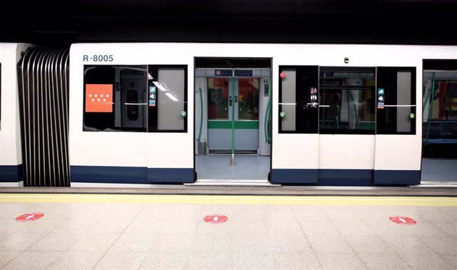 Archivo - Vagón de Metro de Madrid con las puertas abiertas en un andén.