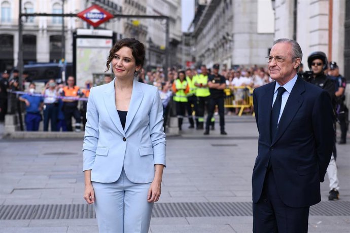 Archivo - La presidenta de la Comunidad de Madrid, Isabel Díaz Ayuso, y el presidente del Real Madrid, Florentino Pérez, a su llegada al acto de recibimiento a la plantilla y directivos del Real Madrid Baloncesto tras conquistar la 36  Liga Endesa ACB,