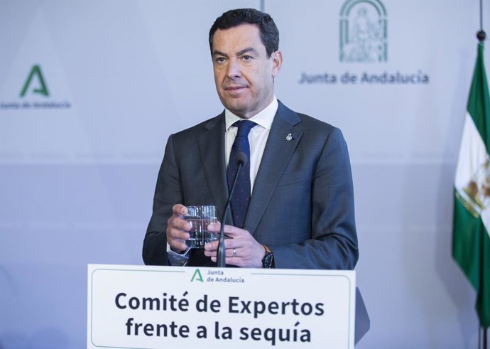 El presidente de la Junta de Andalucía, Juanma Moreno, comparece ante los medios de comunicación. A 18 de abril de 2023, en Sevilla (Andalucía, España). El presidente de la Junta, Juanma Moreno, ha presidido hoy martes, una reunión con un comité de expe