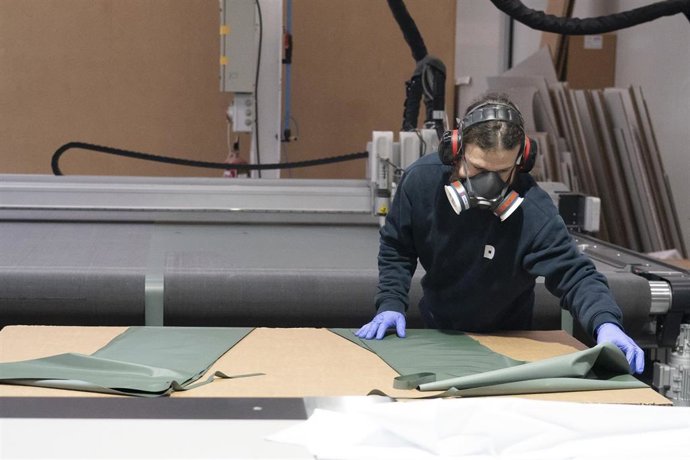 Archivo - Un operario mide material en una empresa vizcaína