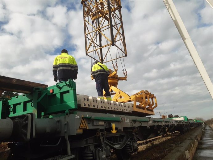 Carga de traviesas en vagón en la planta de Typsa en Luceni (Zaragoza)