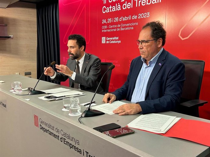El conseller de Empresa y Trabajo, Roger Torrent, y el secretario de Trabajo de la Generalitat, Enric Vinaixa, en la rueda de prensa para presentar el primer Congreso Catalán del Trabajo.