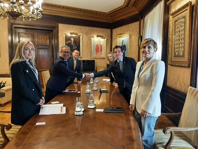El consejero de Desarrollo Económico y Empresarial del Gobierno de Navarra, Mikel Irujo, en el centro, con el subsecretario de Desarrollo Económico del Gobierno de Querétaro, México, Genaro Montes.