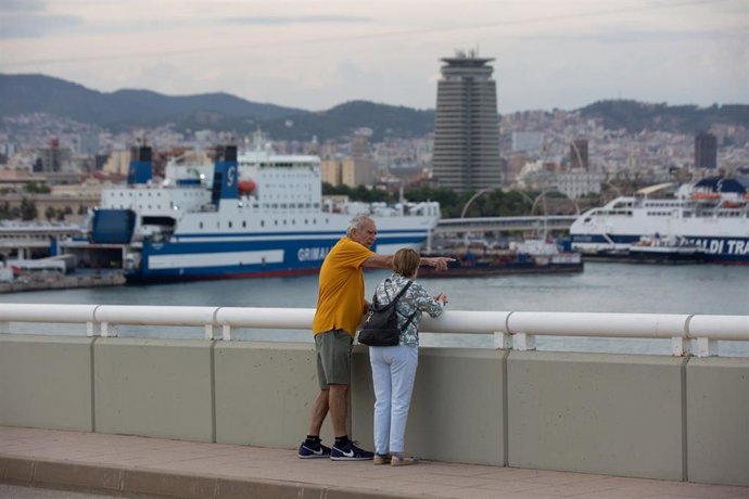 Archivo - Terminal de cruceros del Puerto de Barcelona, vista desde el Puente de la Puerta de Europa