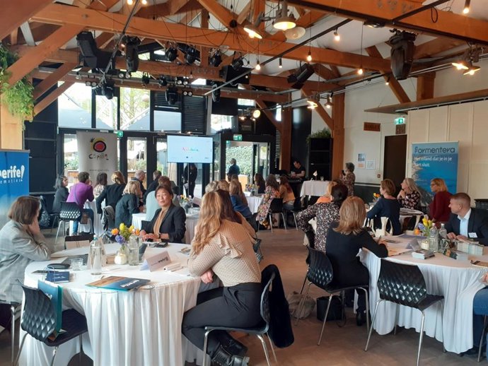 Encuentro con agentes de viaje de los Países Bajos para presentar propuestas vacacionales en las playas y el litoral andaluz