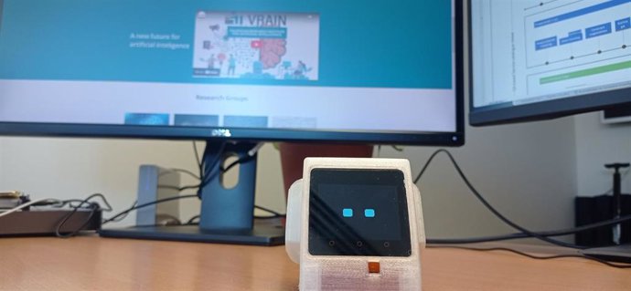 Desarrollan un robot de sobremesa que monitoriza el estado físico y anímico de las personas mayores