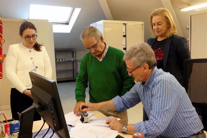 La secretaria autonómica del PP de Cantabria y coordinadora de campaña, María José González Revuelta, registra ante la Junta Electoral la candidatura autonómica para las elecciones del 28 de mayo