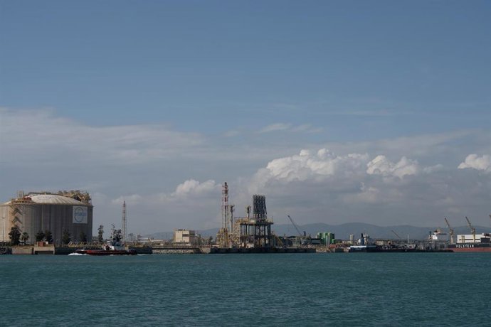 Archivo - Vista exterior de la planta regasificadora de Enagás en el Puerto de Barcelona, a 6 de octubre de 2022, en Barcelona, Cataluña, (España)