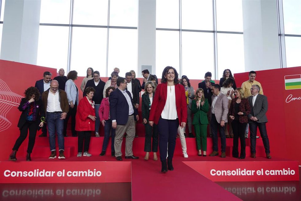 Archivo - La presidenta de La Rioja y candidata del PSOE a la presidencia, Concha Andreu (c), junto a los candidatos durante el acto público de presentación de la candidatura 