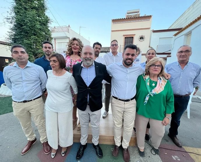 Dirigentes del PP provincial, con el secretario general José Ricardo Sánchez, a la cabeza, en el acto de presentación oficial del candidato popular a la Alcaldia de Santiponce, Juan Manuel Cantero.