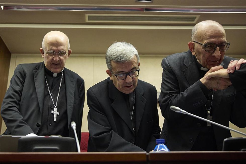 Archivo - (I-D) El cardenal arzobispo de Madrid, Carlos Osoro; el arzobispo de Valladolid, Luis Argüello, y el presidente de la Conferencia Episcopal Española, el cardenal y arzobispo de Barcelona, Juan José Omella.