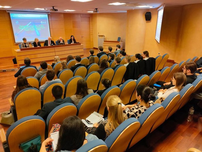 Asistentes a la competición sobre Derecho Ultraterrestre.