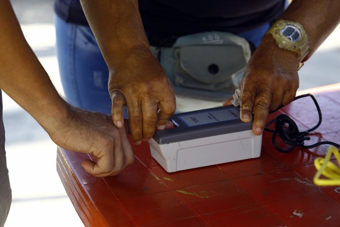Archivo - January 26, 2022, Valencia, Carabobo, Venezuela: January 26, 2022. A person places his fingerprints to exercise his right to sign to try to activate the referendum against Nicolas Maduro. A CNE,  the Concil National Electoral, (for its acronym