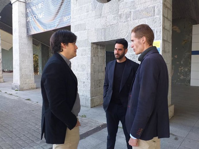 El consejero de Ciencia, Innovación y Universidad del Principado de Asturias, Borja Sánchez,  junto a responsables de Capsa, antes de participar en el evento LaGranjaSummit, en Laboral Centro de Arte, en Gijón