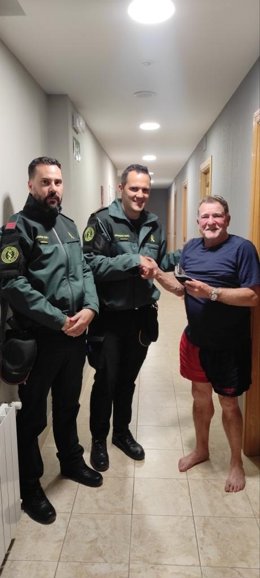 Entrega de la cartera al peregrino australiano.